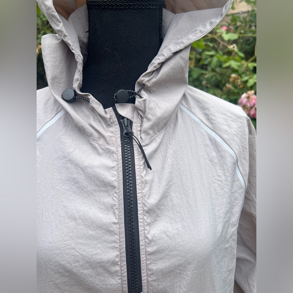 Peloton Crinkle Nylon 1/4 zip pullover beige tan size medium womens - Picture 4 of 8